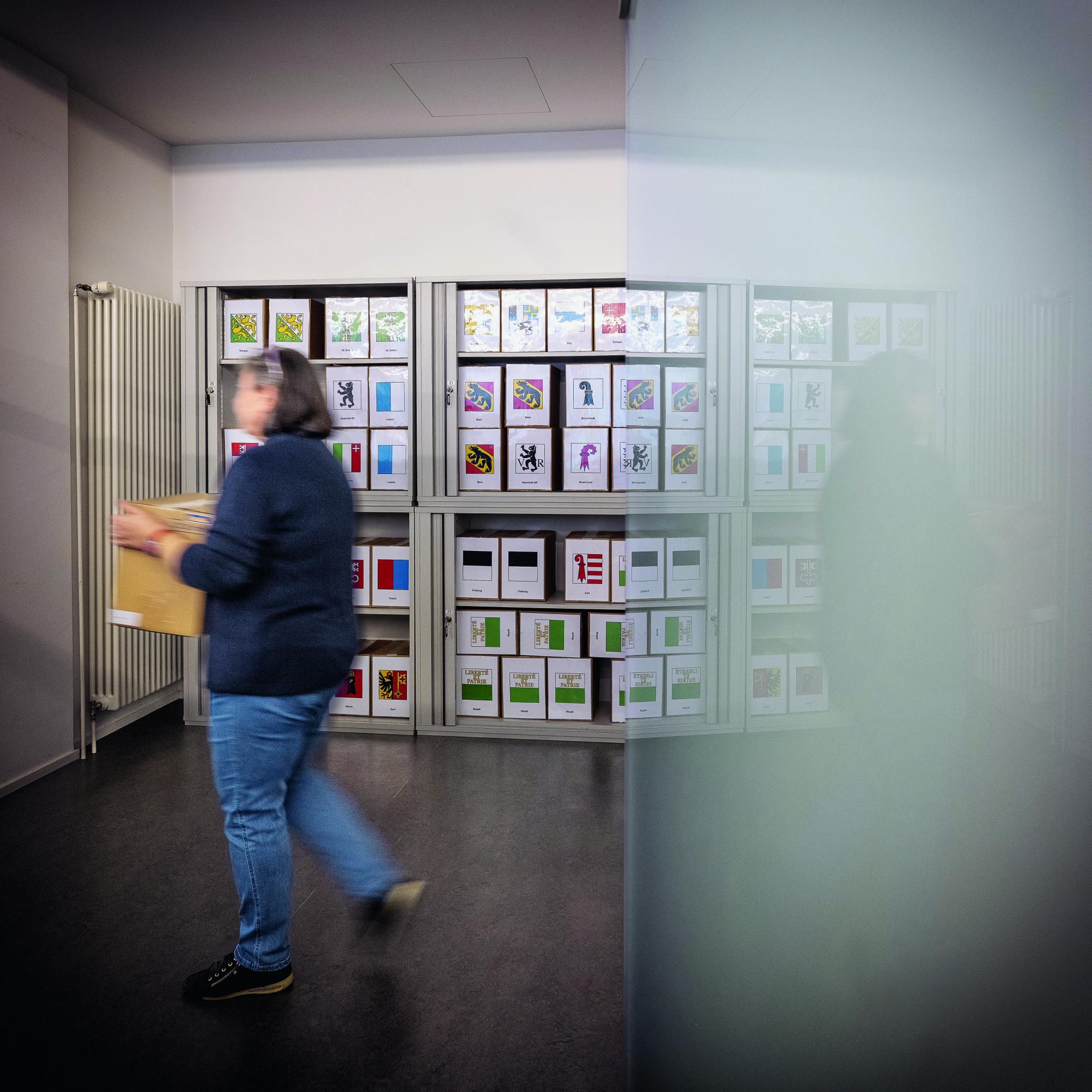 Aus dem Maschinenraum der direkten Demokratie: Die nach Kantonen sortierten Unterschriftenlisten werden sorgfältig ausgezählt und kontrolliert.