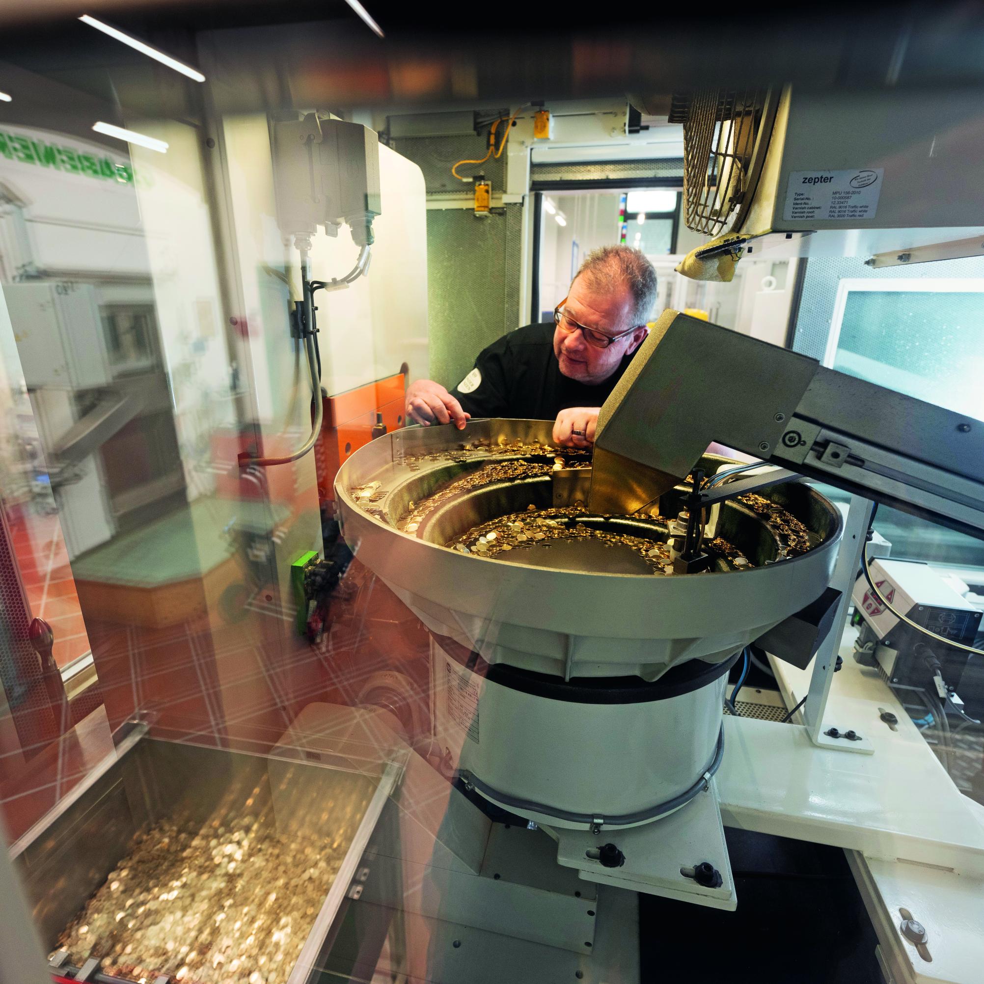 Produktion der 5-Räppler bei der Eidgenössischen Münzstätte Swissmint: Rondellen (Münzrohlinge) vor der Prägung im Schwingförderer.